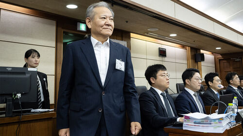 이상민 전 행정안전부 장관이 17일 서울 서초구 서울중앙지법에서 열린 내란 중요임무 종사 등 혐의 첫 공판기일에 출석하고 있다. (사진=연합뉴스)