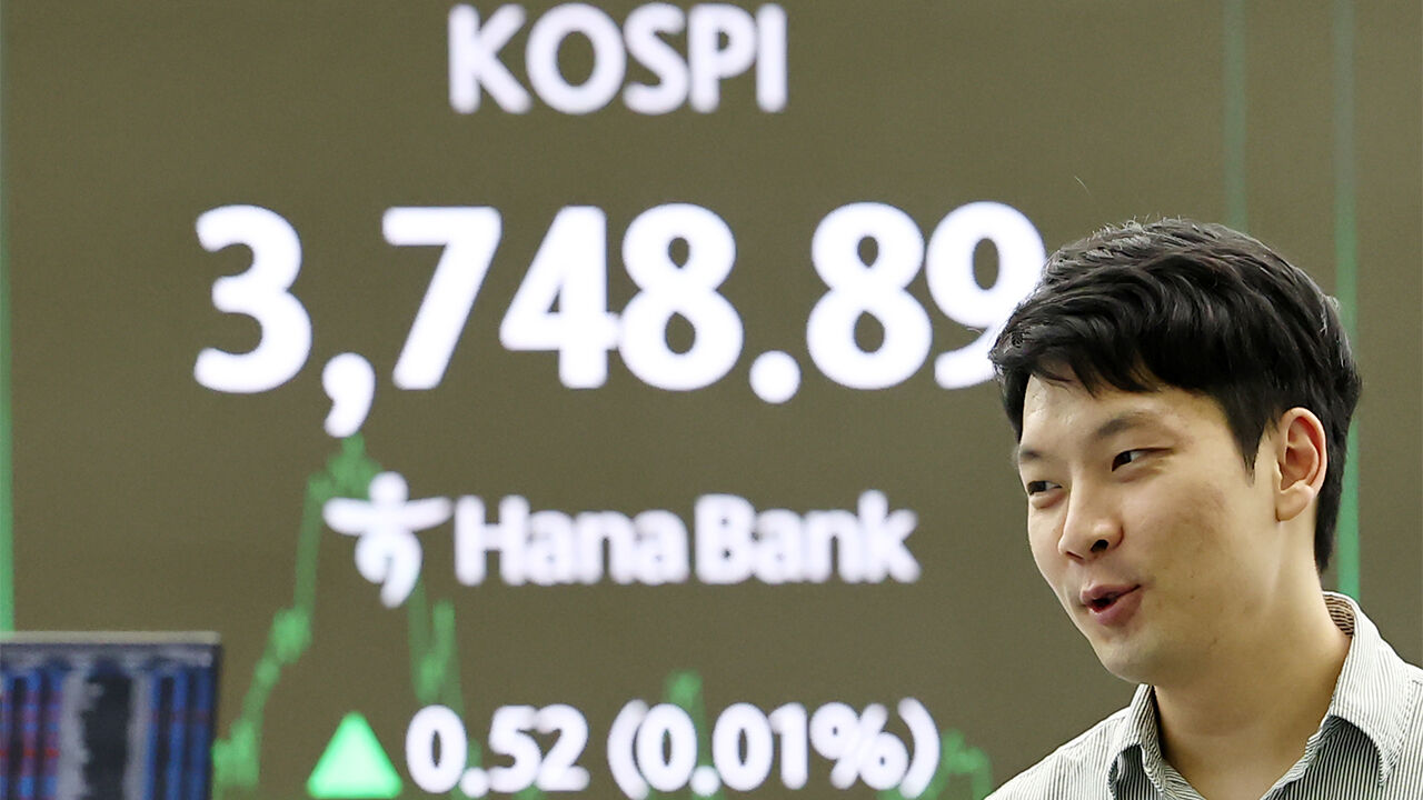 널뛰는 코스피…3,800선 턱밑까지 치솟았다가 보합 마감