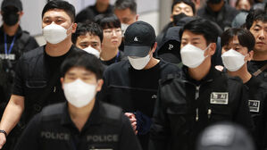 '캄보디아 구금' 한국인 64명 송환&hellip;수갑 채워 경찰 압송
