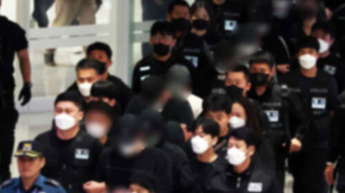 캄보디아 구금 64명 송환…전원 체포돼 경찰 압송