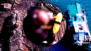 배 떠있는데 사람이 없다…무인도 펄럭이던 노란 정체