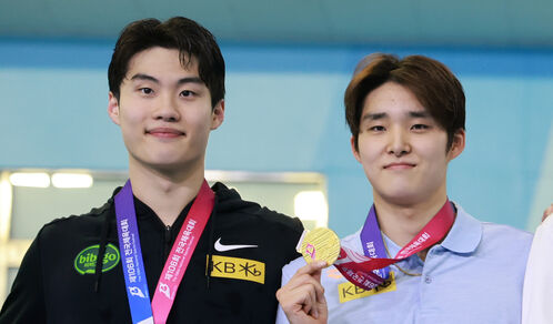 '신기록 합작' 김우민·황선우 "내년에 또 깰 생각에 어질"