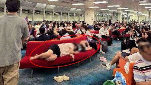 연착돼 바글바글한데…"망신" 한국인 모녀 사진