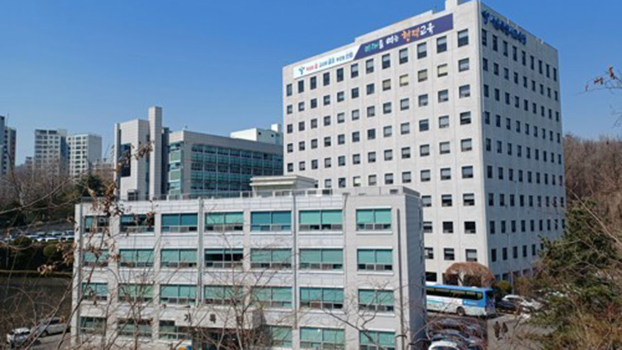 교직원이 이사장 손주 돌보고 반려견 배변 처리…경찰 고발