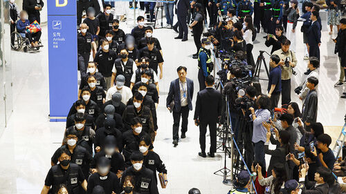 캄보디아 온라인 사기에 가담해 구금된 한국인들이 18일 오전 인천국제공항 제2터미널을 통해 송환되고 있다.