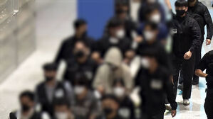 송환 64명 중 58명, 구속영장 청구&hellip;'한국 대학생' 부검