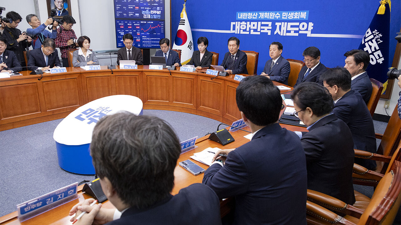 더불어민주당 정청래 대표를 비롯한 최고위원들이 20일 국회에서 열린 최고위원회의에서 발언하고 있다.