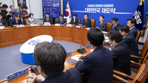 더불어민주당 정청래 대표를 비롯한 최고위원들이 20일 국회에서 열린 최고위원회의에서 발언하고 있다.