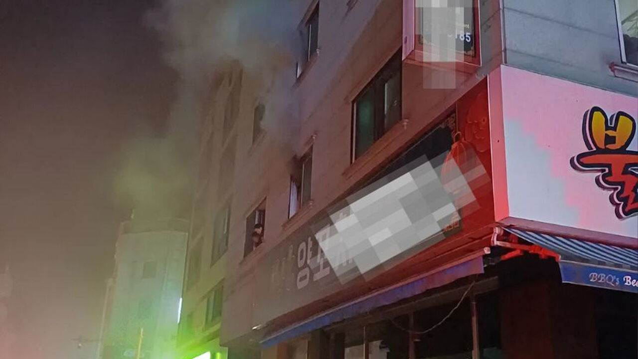 생후 2개월 아기 살리고…5층 주택서 추락한 산모 끝내 숨져
