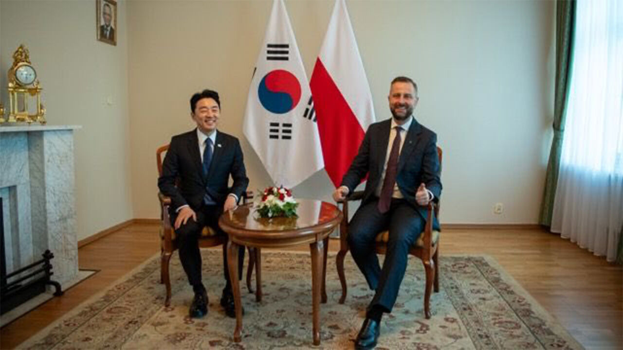 '방산 특사' 강훈식, 폴란드 국방장관 만나 방산·경제협력 논의