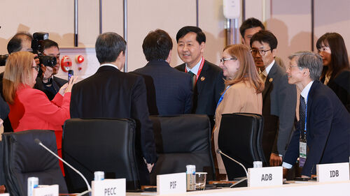 구윤철 부총리 겸 기획재정부 장관이 21일 인천 중구 인스파이어 리조트에서 열린 2025 APEC 재무·구조개혁장관회의 본회의에서 참석자들과 대화하고 있다.