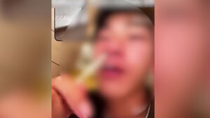 침 묻은 초밥 이어…코에 손잡이 넣고 '낄낄'