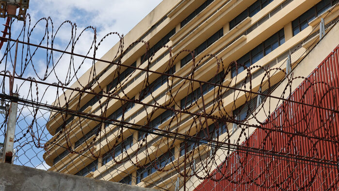 캄보디아에서 한국인 납치ㆍ감금이 잇따라 발생하고 있는 가운데 16일(현지시간) 캄보디아 프놈펜 인근 범죄단지로 알려진 '망고단지' 외벽에 철조망이 깔려있다. (사진=연합뉴스)