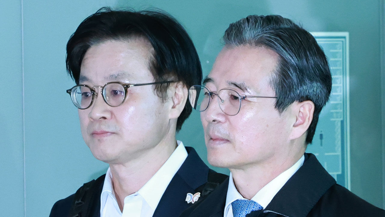 김용범 대통령실 정책실장(오른쪽)과 김정관 산업통상부 장관이 22일 한미 관세 협상 추가 논의를 위해 인천국제공항 제2여객터미널에서 미국 워싱턴DC로 출국하고 있다. (사진=연합뉴스)
