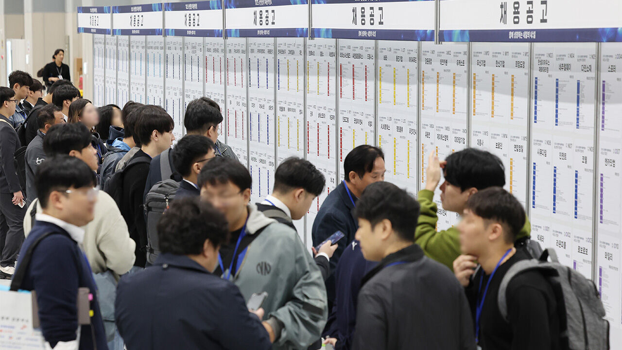 21일 서울 강서구 코엑스 마곡에서 열린 '2025 상생협력 채용박람회'를 찾은 구직자들이 채용공고를 살펴보고 있다.