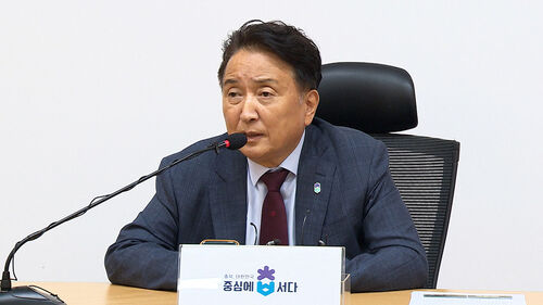 "특혜 없었다" 의혹 재차 부인…경찰 뇌물죄도 검토