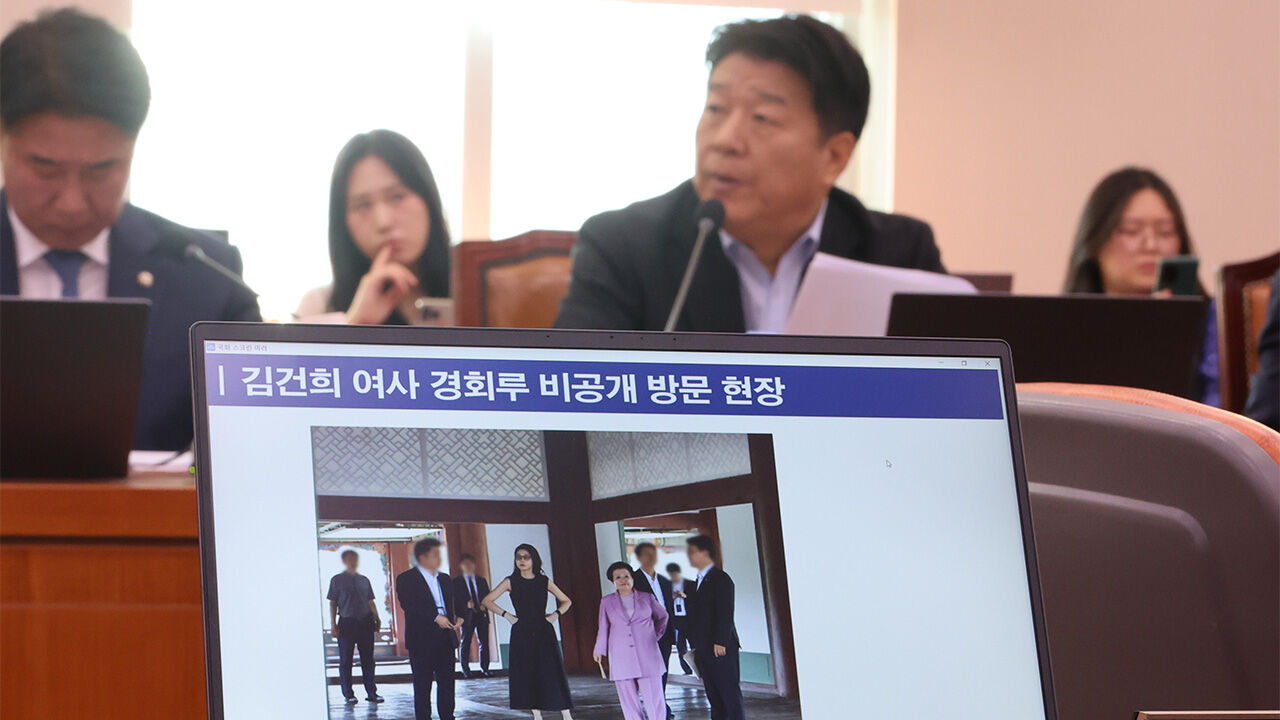 더불어민주당 양문석 의원이 22일 서울 여의도 국회에서 열린 문화체육관광위원회의 국립중앙박물관, 국립중앙도서관 등에 대한 국정감사에서 정용석 국립박물관문화재단 사장에게 김건희 여사의 경복궁 근정전 용상 착석 의혹에 관해 추궁하고 있다.