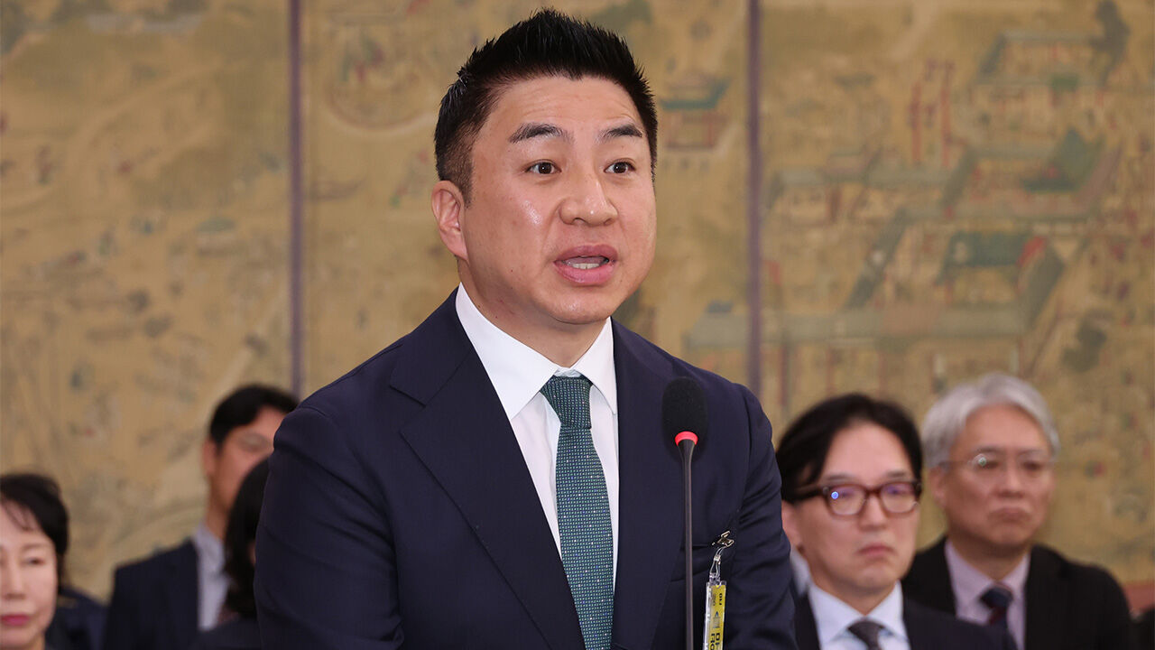 정용석 국립박물관문화재단 사장이 22일 서울 여의도 국회에서 열린 문화체육관광위원회의 국립중앙박물관, 국립중앙도서관 등에 대한 국정감사에서 김건희 여사의 경복궁 근정전 용상 착석 의혹과 관련한 질의에 답하고 있다.