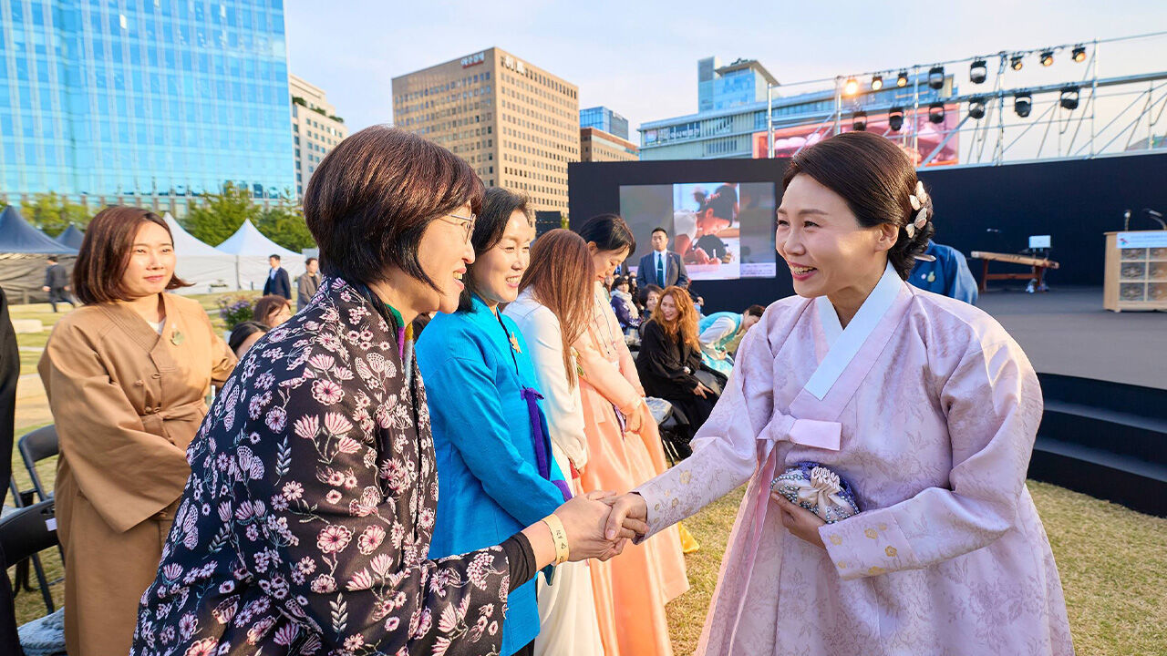 김혜경 여사, 전통시장 방문…상인들과 소비쿠폰 효과 얘기 나눠