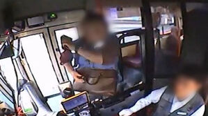 주행 중 버스기사 폭행…중앙분리대 충돌