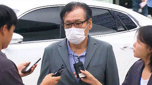 "통일교 제공 그라프 목걸이·샤넬 가방 확보"