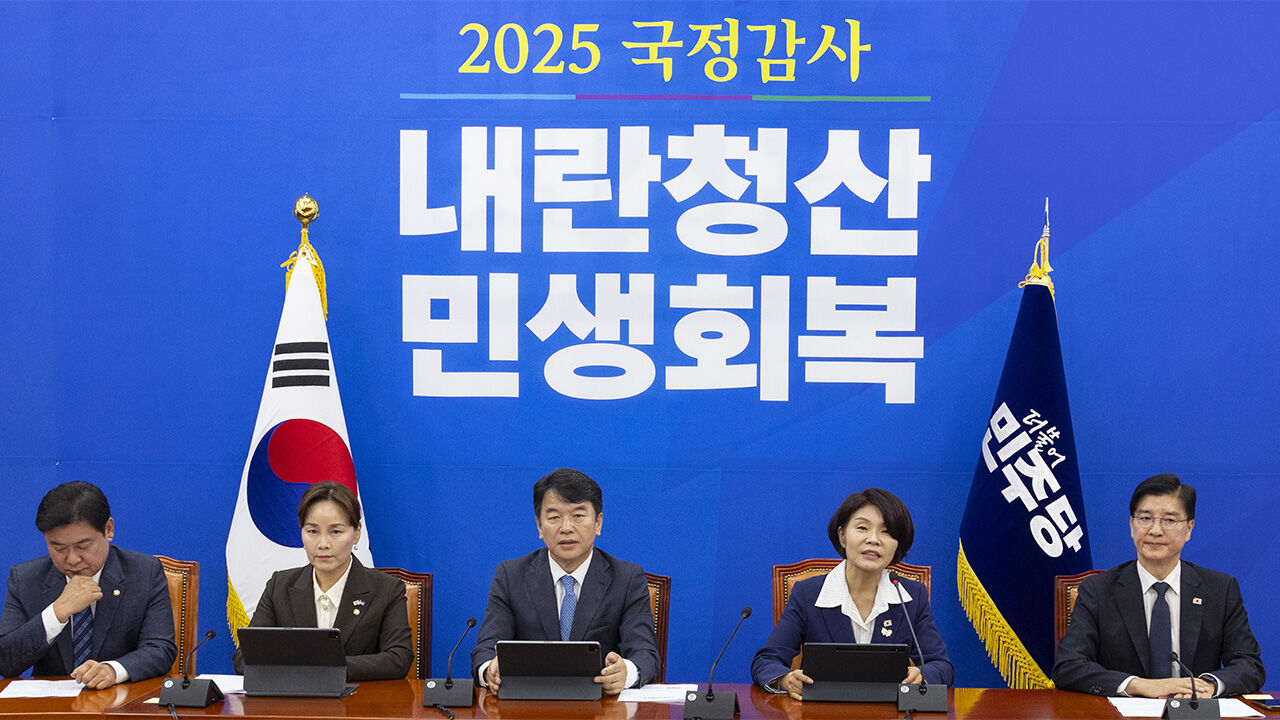 더불어민주당 한정애 정책위의장이 23일 국회에서 열린 국정감사 대책 회의에서 발언하고 있다.
