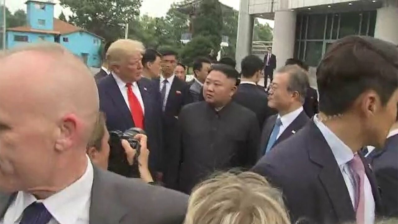 판문점에서 같이 선 남북미 정상 (2019년 6월)