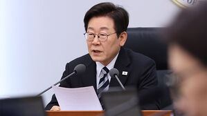 [단독] 이 대통령 "한국인 건들면 패가망신한단 걸 보여줘야"