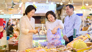 김혜경 여사, 전통시장 방문…상인들과 소비쿠폰 효과 얘기 나눠