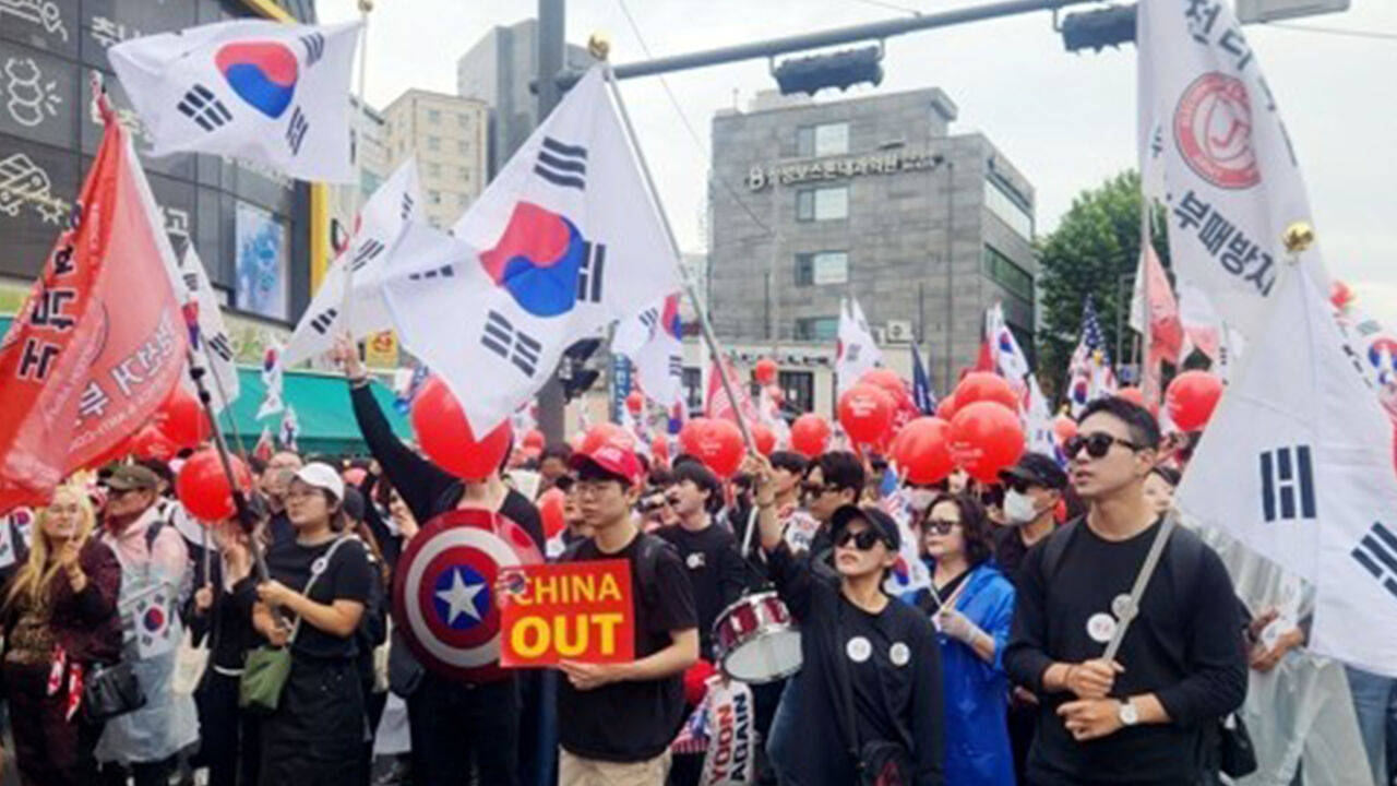 서울경찰청장 "'중국 대사 얼굴' 현수막 찢은 3명 피의자 조사"