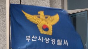 부산서 차도로 넘어진 자전거, 택시와 충돌…1명 사망