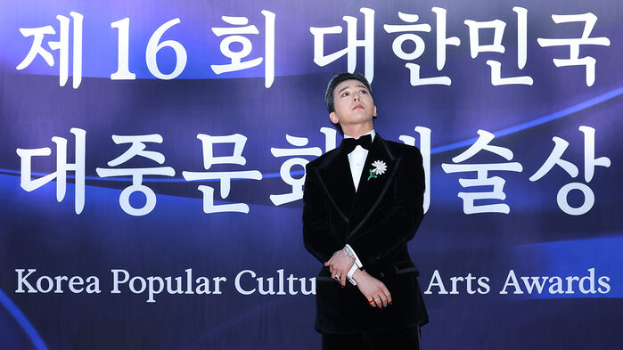 가수 지드래곤이 23일 오후 서울 중구 국립극장 해오름극장에서 열린 '2025 대한민국 대중문화예술상 시상식' 레드카펫 행사에서 포즈를 취하고 있다.