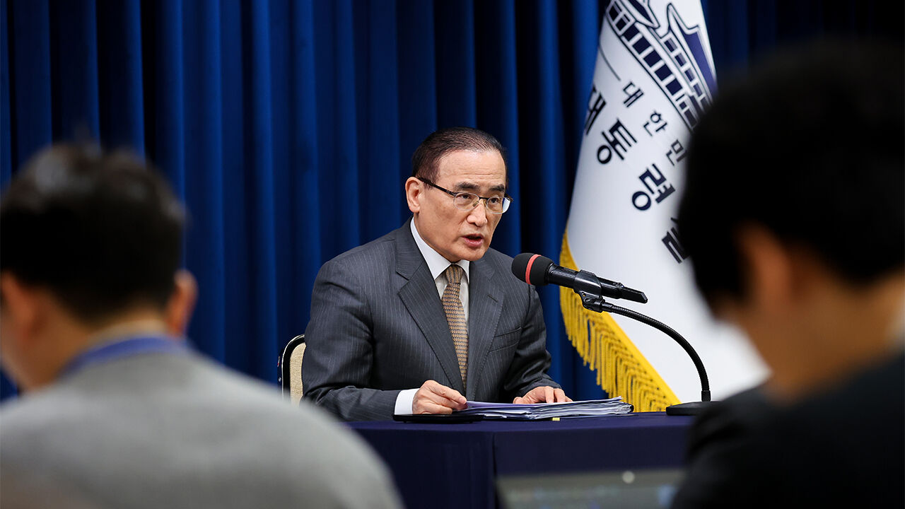 위성락 국가안보실장이 24일 용산 대통령실에서 이재명 대통령 아세안 순방 및 APEC 정상회의 일정 관련 브리핑을 하고 있다.