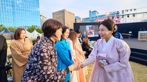 김 여사, 한복입고 '홍보 챌린지'…"세대 넘어 이어지는 문화유산"