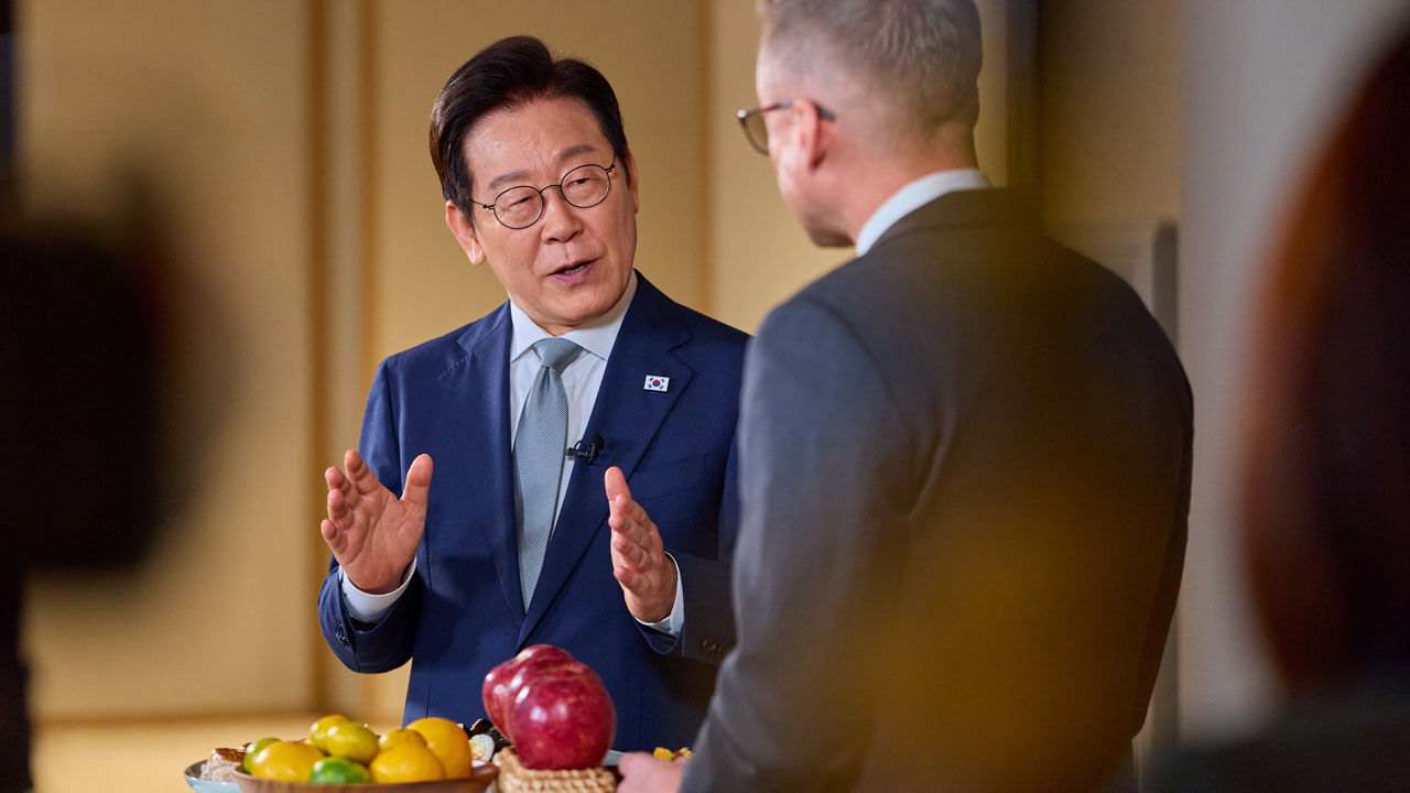 이재명 대통령이 22일 미국 CNN의 윌 리플리 기자와 K-컬쳐 관련 인터뷰를 하고 있다. (사진=대통령실 제공, 연합뉴스)