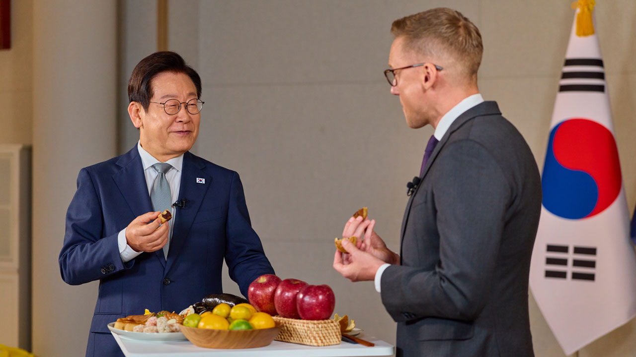 "경주 오시면 십중팔구 드신다"…외신 인터뷰 중 '먹방'