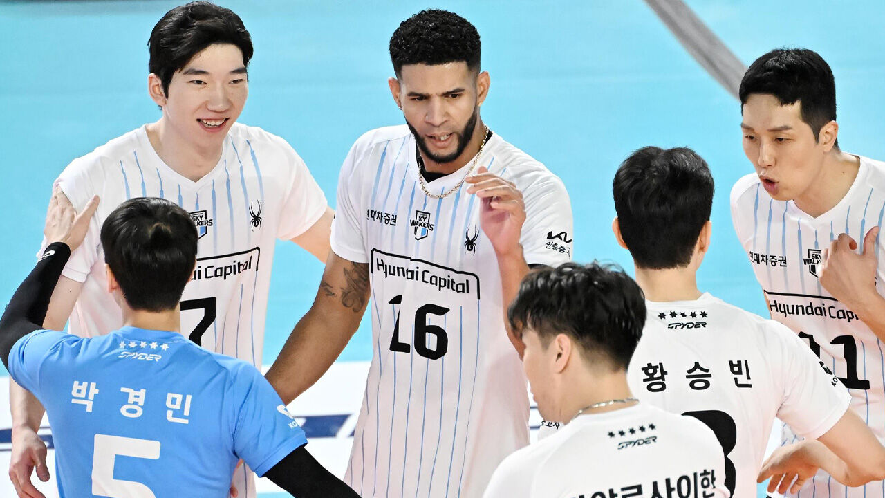 '레오 트리플크라운' 현대캐피탈, 삼성화재 제압…개막 2연승