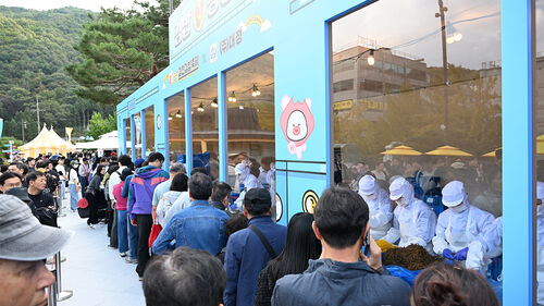 '김밥천국' 김천에 8만 명 몰렸다…김천김밥축제 첫날 대성황