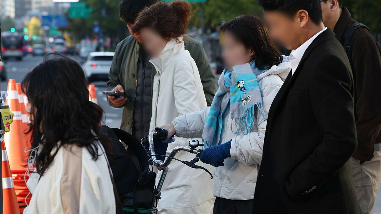 코트에 패딩까지…때이른 한파에 출근길 '오들오들'