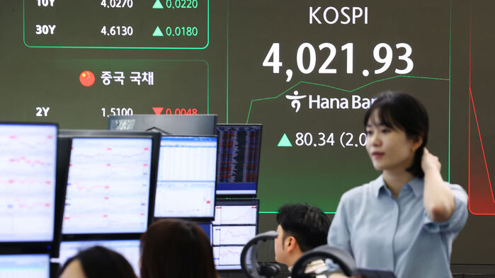 코스피가 사상 처음으로 4,000선을 돌파한 27일 서울 중구 하나은행 딜링룸 현황판에 코스피 지수가 표시되어 있다.