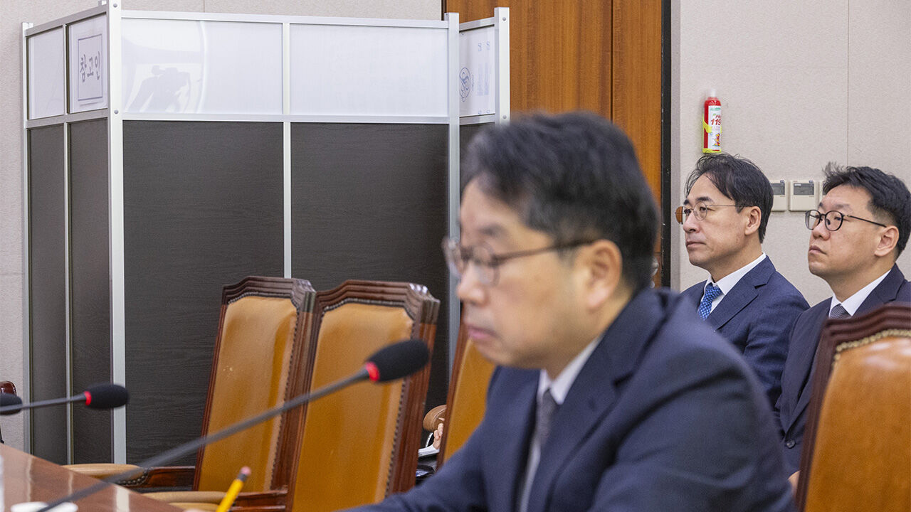 27일 국회 법사위에서 열린 2025년 대검찰청 국정감사에 참고인으로 출석한 오세원 대검찰청 공업연구사의 초상권을 보호하기 위해 가림막이 설치돼 있다.