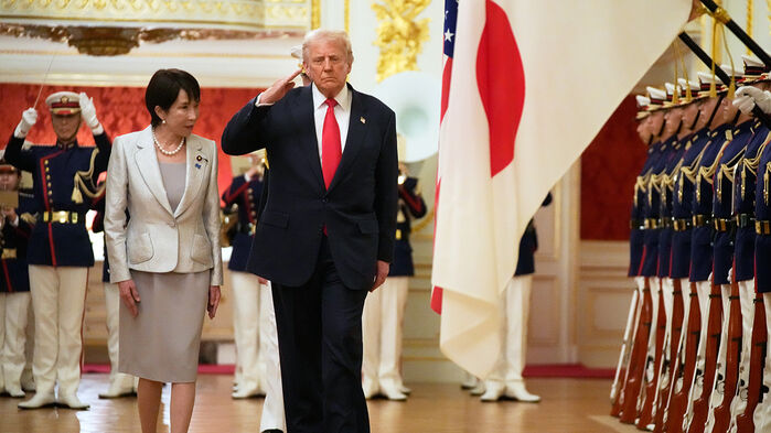 도널드 트럼프(가운데) 미국 대통령이 28일 일본 도쿄 아카사카궁에 도착해 다카이치 사나에 일본 총리와 함께 자위대 의장대를 사열하고 있다. (사진=AP, 연합뉴스)