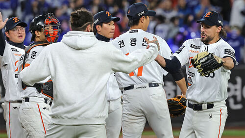 경기에서 승리 후 한화 투수 폰세와 와이스가 하이파이브를 하고 있다.