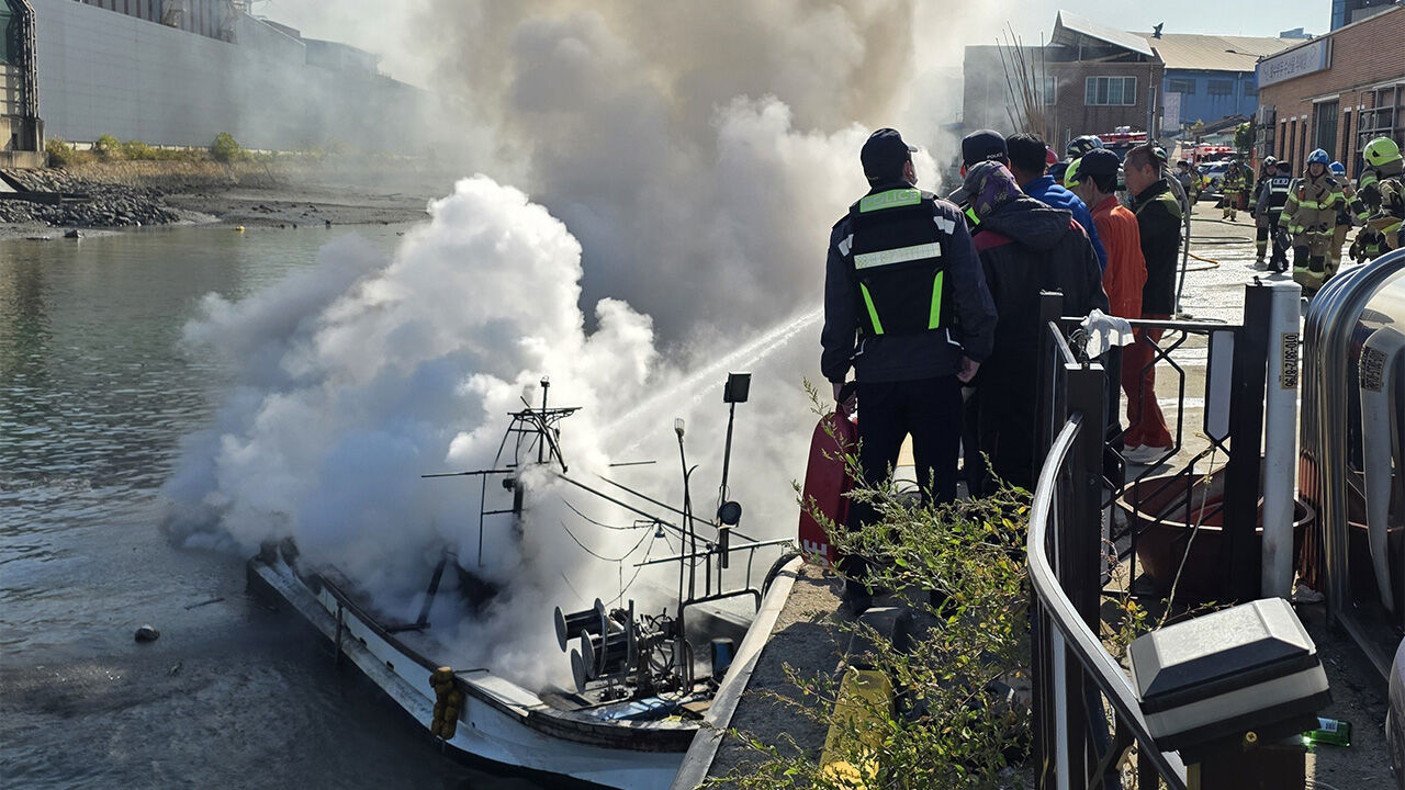 인천 화수부두서 꽃게잡이 어선 화재…인명피해 없어