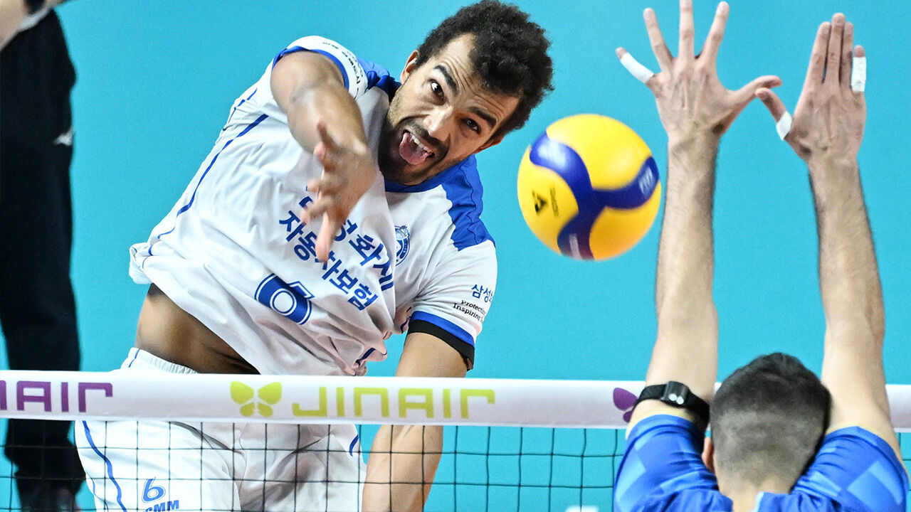 삼성화재, '아히 더비'서 승리…우리카드 꺾고 시즌 첫 승