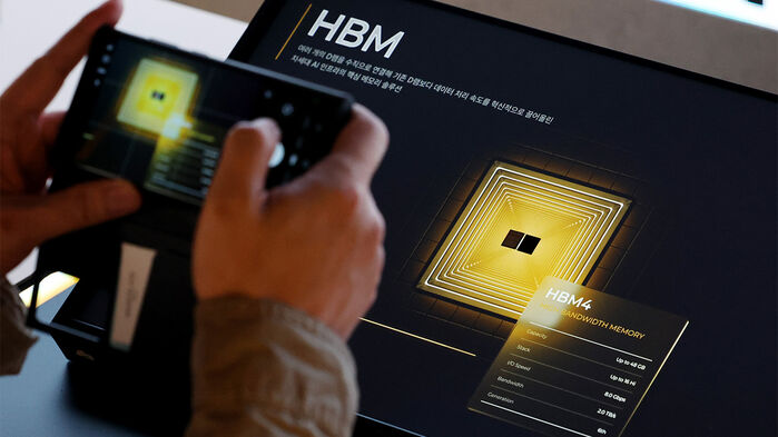 22일 서울 강남구 코엑스에서 열린 '반도체대전(SEDEX) 2025'에 마련된 SK하이닉스 부스에 6세대 고대역폭 메모리인 HBM4 실물이 전시돼있다. (사진=연합뉴스)