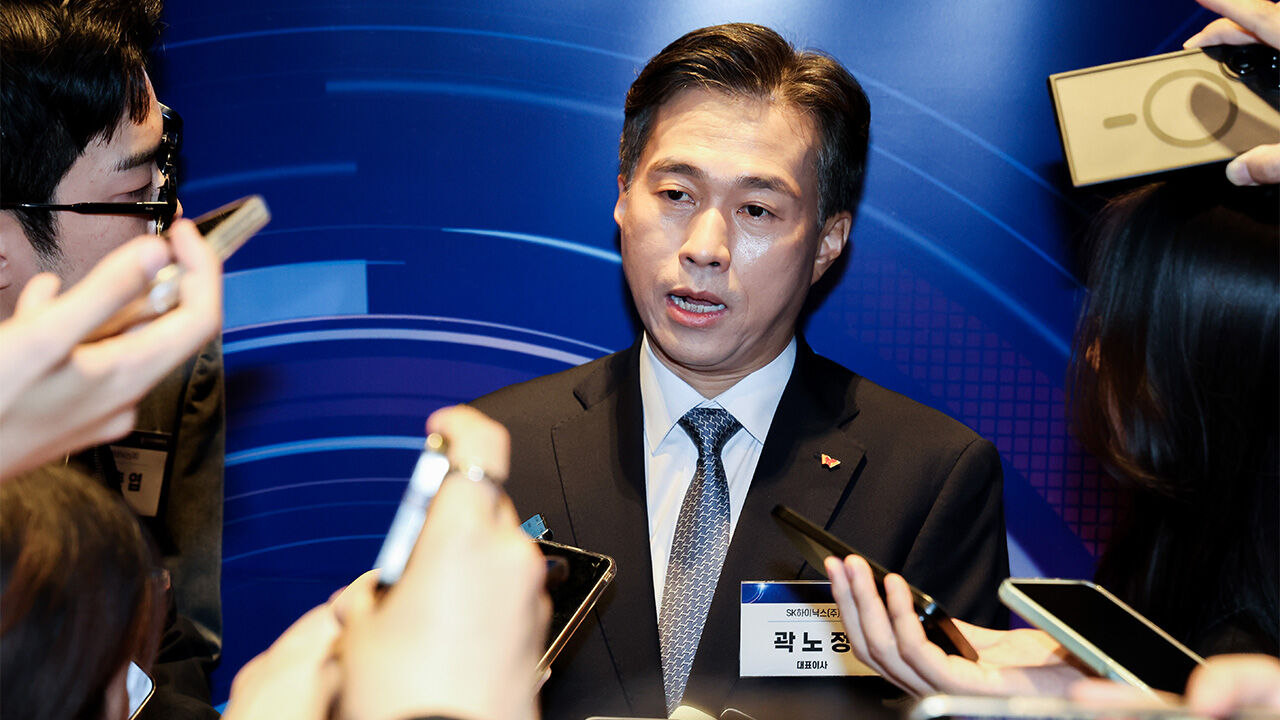 곽노정 SK하이닉스 대표이사가 22일 서울 강남구 그랜드 인터컨티넨탈 서울 파르나스에서 열린 '제18회 반도체의 날 기념식'에 참석하기 앞서 취재진의 질문에 답하고 있다.