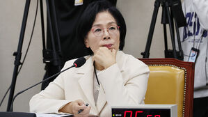 과방위 국감 '최민희 청문회' 방불…야당, 결혼식·MBC 간부 퇴장 공세