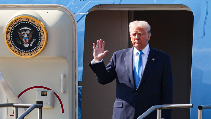 경주 APEC을 계기로 국빈 방한하는 도널드 트럼프 미국 대통령이 29일 부산 김해국제공항에 도착해 전용기 에어포스원에서 인사하고 있다.