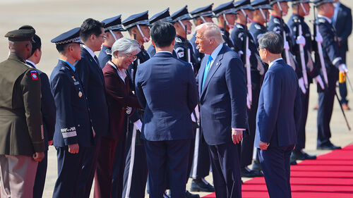 트럼프, '주먹 불끈' 쥐며 첫인사…'YMCA' 연주 속 조현과 대화